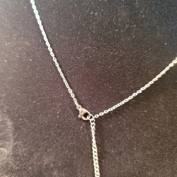 0510. Silver Interwoven ~Triquetra Pendant w/ Radiant Detailing and 18" Chain - Picture 4 of 7